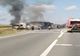 Un TIR încărcat cu baloţi a luat foc pe un drum din Dolj. Trafic rutier blocat